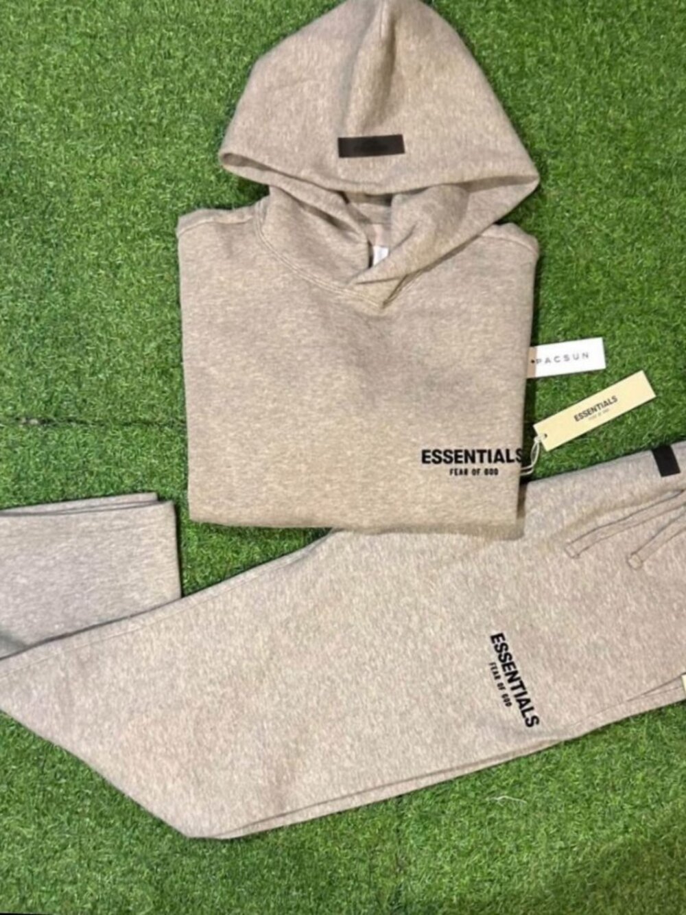 Essentials Medium new dark oat set uncuffed